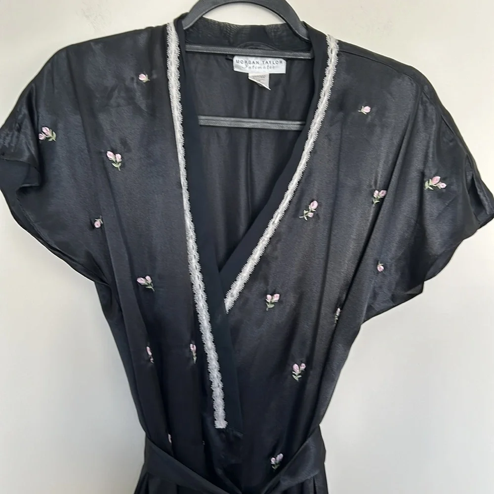 Morgan Taylor Intimates Rose Embroidered Short Sleeve Robe - Size S/M‎